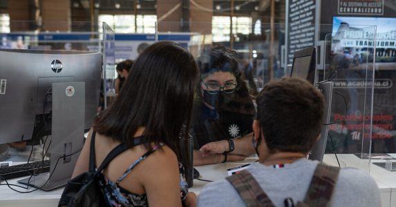 Feria vocacional regresa a la presencialidad stand de la UAHC en Estación Mapocho orienta a postulantes en proceso de admisión 2022