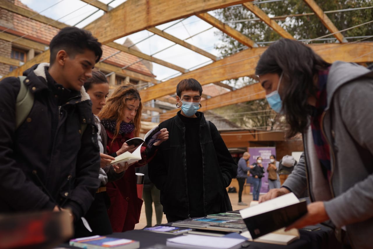 En el marco del Dia del Libro feria “Publicar” presenta trabajos del Diplomado en Gestión Editorial y Producción Experimental de Libros UAHC
