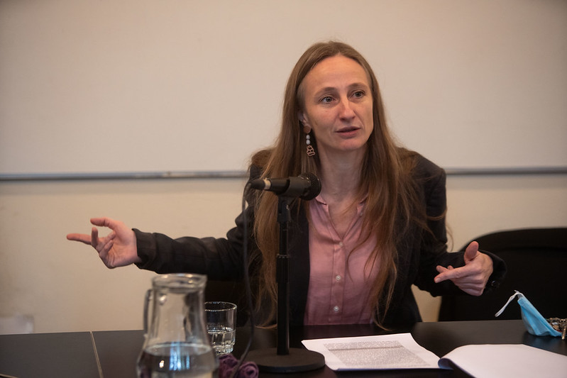 Durante conferencia en la UAHC Filósofa Aïcha Messina invita a permitir que se escriban los acontecimientos para poder leer la realidad