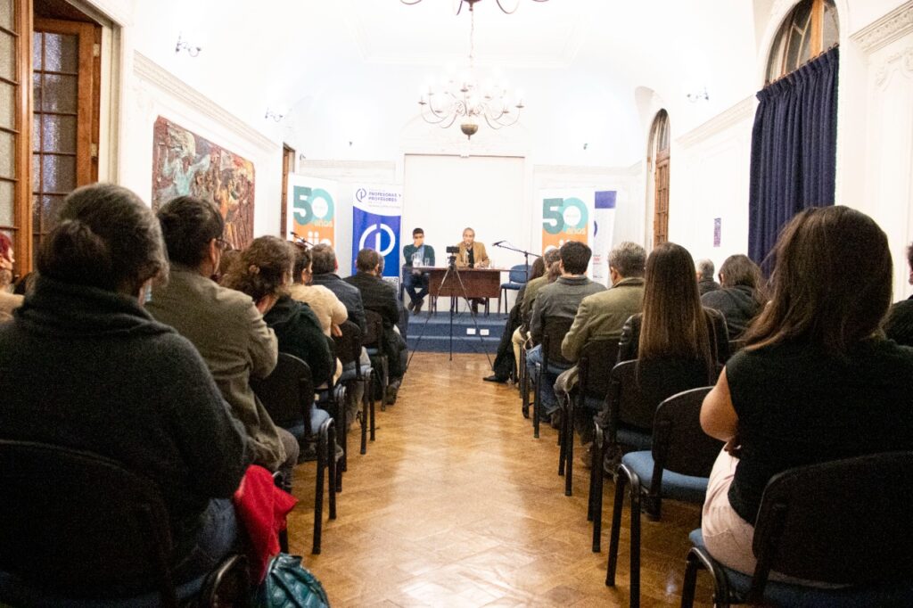 Publicación conjunta de la UAHC, Colegio de Profesores y PIIE Libro “Claves para el desarrollo curricular” aporta perspectivas críticas y recomendaciones para el debate escolar nacional
