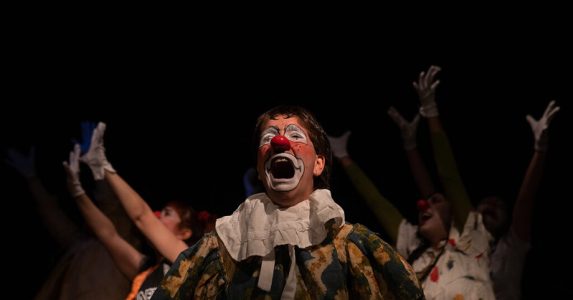 En el marco del Día del Teatro estudiantes de Teatro UAHC montan piezas clásicas ante artistas fundamentales de la escena chilena