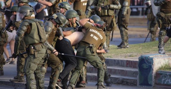 Editado por docente Raúl Zarzuri “Violencias y Contraviolencias. Vivencias y reflexiones sobre la revuelta de octubre en Chile” otorga perspectivas sobre uso de la fuerza institucional a partir del 18-O
