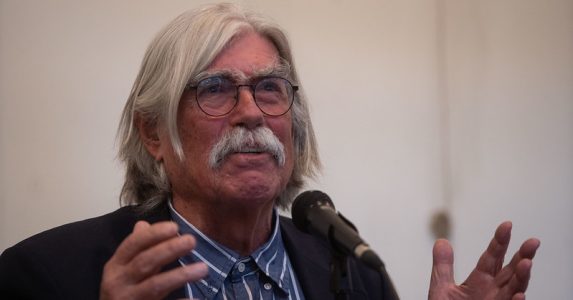 Presentación del libro en la UAHC Historiador José Bengoa y psicólogo Gustavo Gatica unieron puntos comunes sobre la revuelta de octubre en presentación de “La comunidad sublevada”
