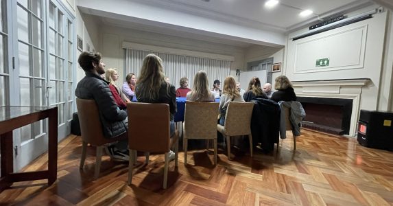 Con la lectura del borrador Estudiantes de intercambio de la Academia participan en conversatorio sobre contingencia constitucional
