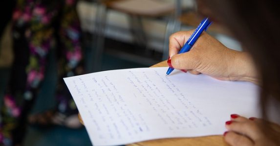 Parte de Academia para Mayores UAHC Curso “Claves del Plebiscito: una decisión mayor” y talleres gratuitos sobre el proceso amplían perspectiva previa al plebiscito de salida