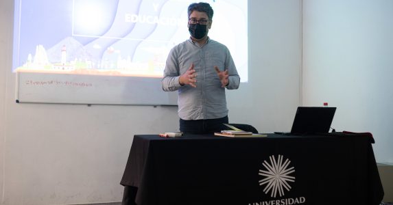 “Educación en la nueva constitución” Conversatorio ofrece a estudiantes de Pedagogía UAHC revisar el nuevo paradigma educativo que ofrece la propuesta constitucional