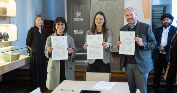 En áreas de investigación e inserción La Academia firma convenio de colaboración con la Fundación Artesanías de Chile