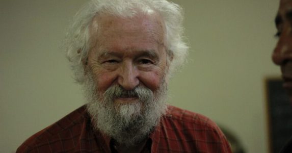 Tomás Moulian, sociólogo y docente UAHC “El Estallido Social fue una crítica radical del modelo y por eso hubo una fuerte represión”