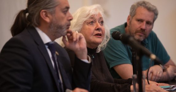 Charla sobre Poder Judicial y medios Mónica González y juez Daniel Urrutia advierten sobre “deriva autoritaria” que enfrentan las instituciones chilenas