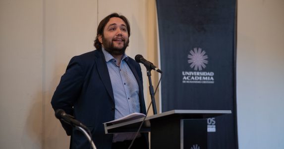 30 aniversario de la carrera Homenaje a Irene Geis y foro de formación periodística conectan historia y proyección de carrera de Periodismo UAHC