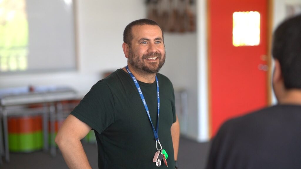 Profesor Manuel Puebla Egresado de Pedagogía en Música UAHC gana importante reconocimiento Global Teacher Prize Chile 2022 en categoría de Música