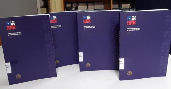 Disponible en todos los campus Bibliotecas de la UAHC suman a su catálogo 30 ejemplares del texto propuesta de Constitución Política de la República