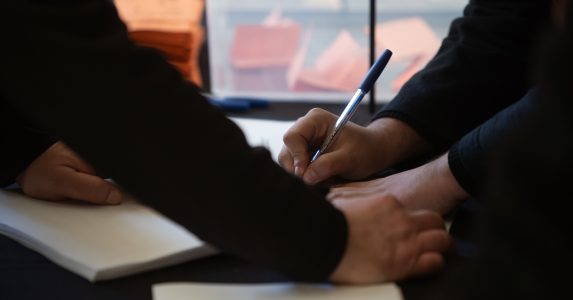Postula a las becas de inglés y Excel que ofrece Banco Santander a los/as estudiantes UAHC