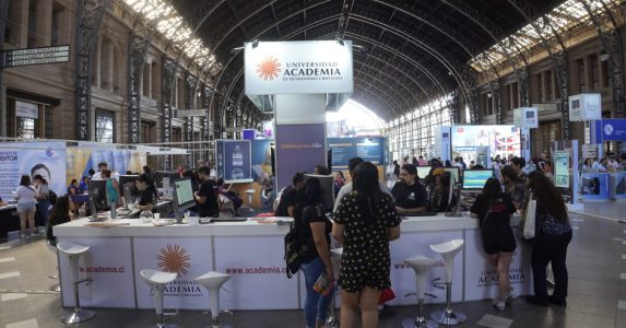 Nuevas alternativas en carreras de salud presencia de la Academia en Estación Mapocho orienta a postulantes en proceso de admisión 2023