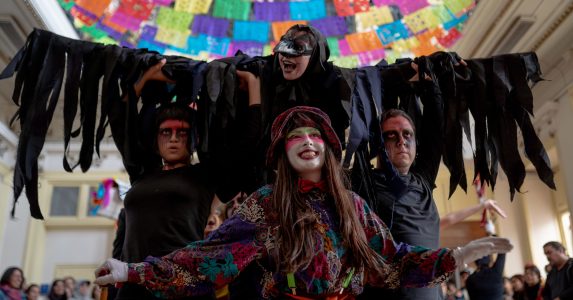 En Barrio Brasil Facultad de Artes conmemora el “Día de los muertos” con colorido pasacalles de raíz latinoamericana