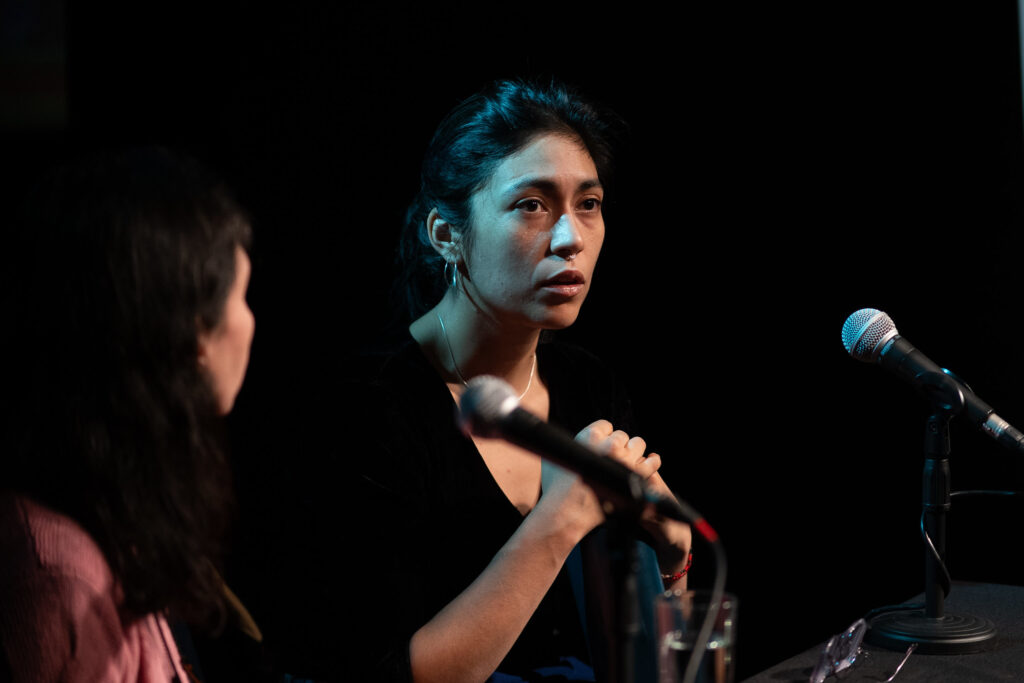 Rallen Montenegro participa en foro en Facultad de Artes UAHC, revisa temas de identidad mapuche presentes en película “Sayen”