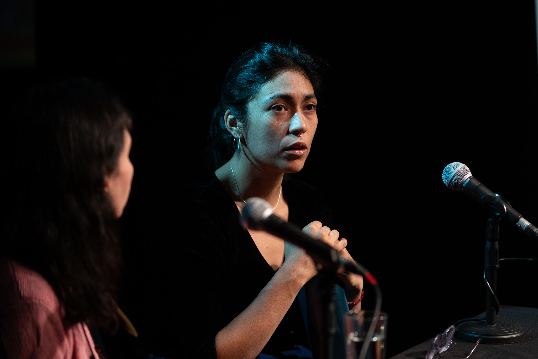 Rallen Montenegro participa en foro en Facultad de Artes UAHC, revisa temas de identidad mapuche presentes en película “Sayen”