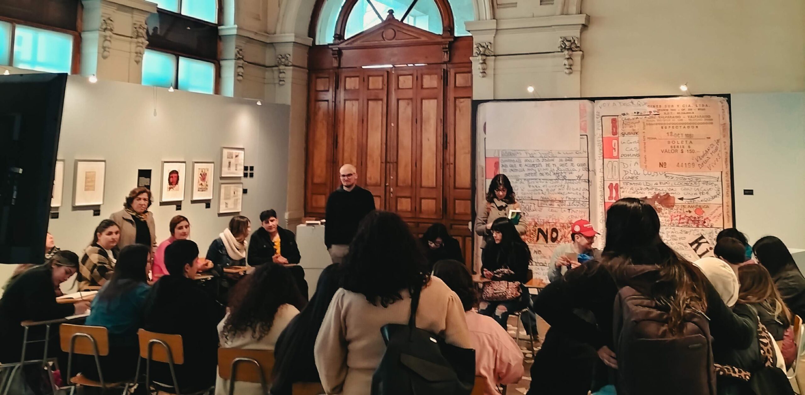 En visita a muestra sobre infancia y dictadura, docentes y estudiantes de Pedagogía en Educ. Básica reflexionan sobre enseñanza para fortalecer la democracia