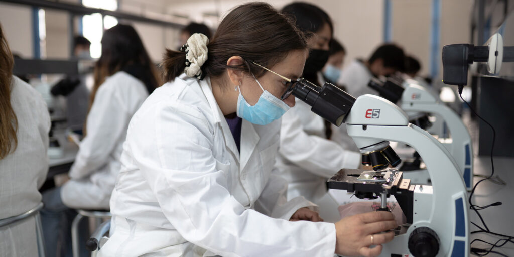 Carrera de Tecnología Médica UAHC comparte nuevo logo diseñado por sus estudiantes que vincula conocimiento y pasión por la salud