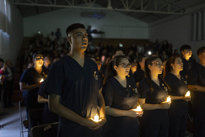 Ceremonia de investidura de estudiantes de Enfermería UAHC marca hito para el desempeño práctico de los/as jóvenes que cursan la carrera