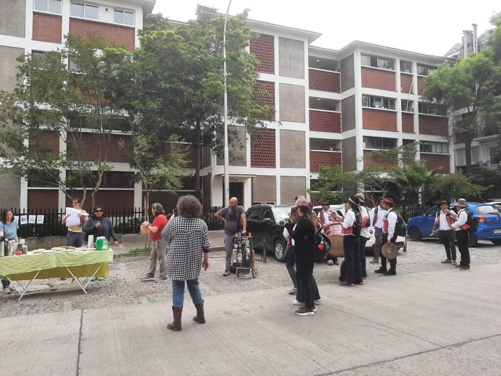 Docentes de la UAHC y vecinos/as de Providencia organizan recorrido patrimonial para relevar experiencias comunitarias posteriores al 18-O