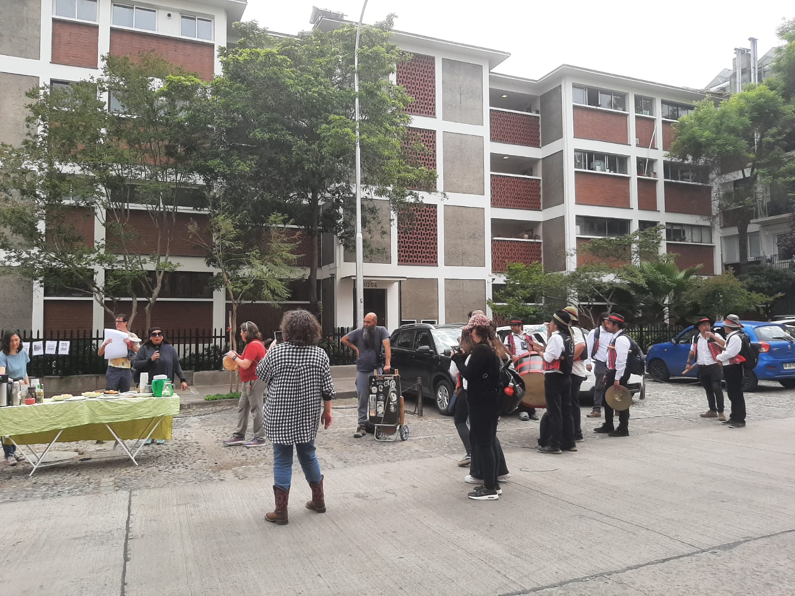 Docentes de la UAHC y vecinos/as de Providencia organizan recorrido patrimonial para relevar experiencias comunitarias posteriores al 18-O