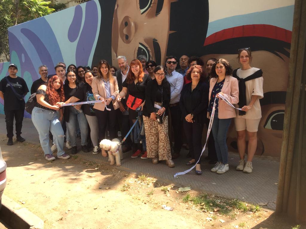Proyecto de intervención del espacio público “Confluencia” inaugura mural en Sede Condell de la UAHC