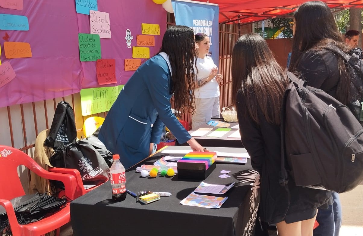 Estudiantes de Ped. en Ed. Diferencial Mención Dificultades Específicas y Socioafectivas del Aprendizaje Escolar participan de Feria de Sexualidad, Género y Autocuidado