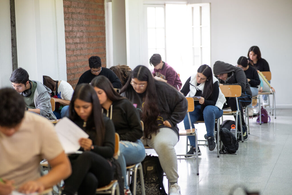 Convenio suscrito por la Academia y plataforma LIVE4LIFE ofrecerá descuentos en alojamiento a estudiantes en España