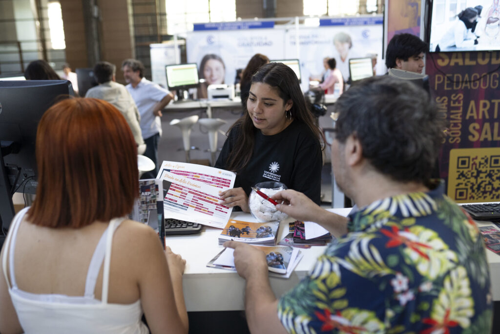 UAHC presenta oferta renovada de carreras en Feria de Postulación y Matrícula 2024 en la Estación Mapocho