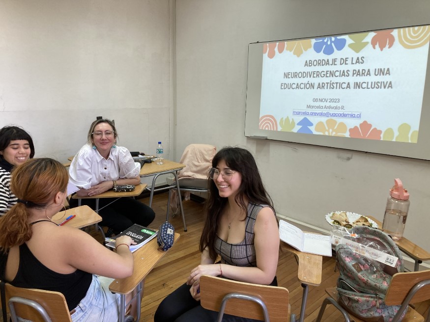 Pedagogía en Educación Diferencial realiza clase sobre neurodivergencias a estudiantes de la carrera de Teatro UAHC