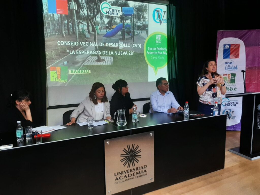 Programa Quiero Mi Barrio detalla avances en conversatorio en la UAHC sobre rol de la sociedad civil en diseño de políticas públicas