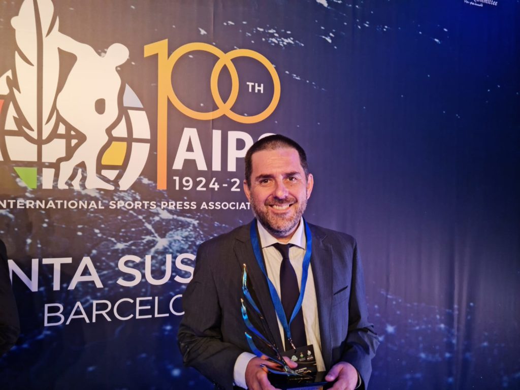 Docente de Periodismo UAcademia Cristian Arcos gana premio internacional de las comunicaciones en categoría podcast