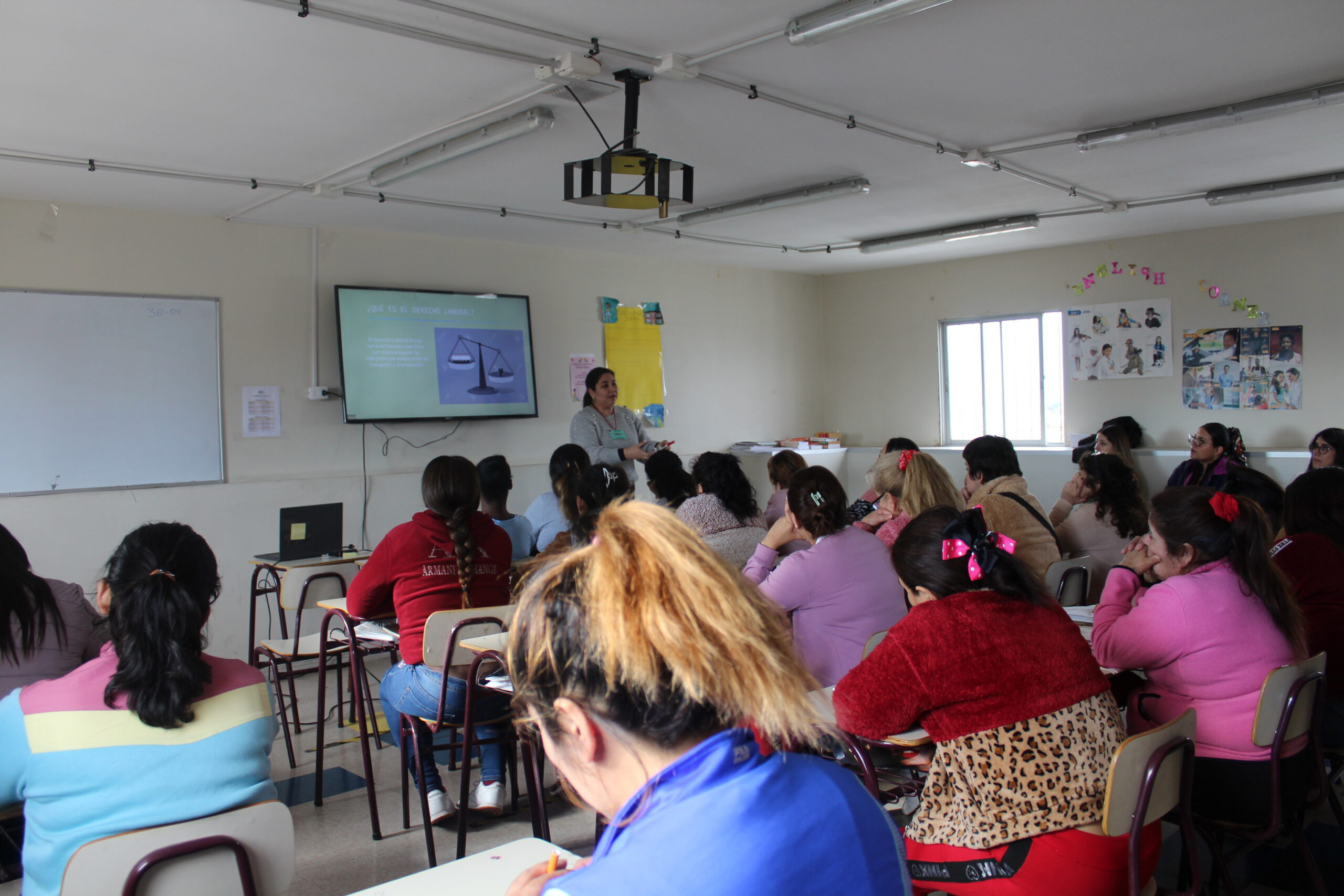 Docentes y estudiantes de Derecho realizan clases en Centro Penitenciario Femenino de San Miguel