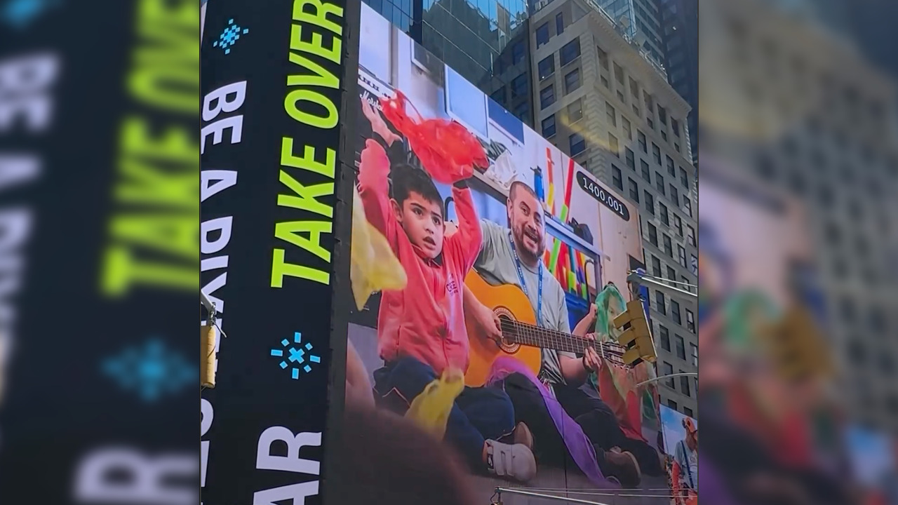Ganador del Global Teacher Prize: Destacan a profesor de música de la UAcademia Manuel Puebla en pantallas de Times Square, Nueva York