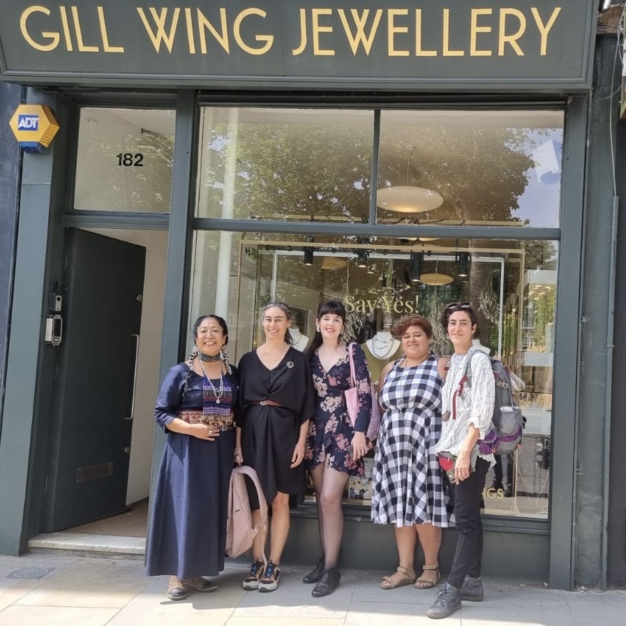 Docente de Artes y Oficios Liliana Ojeda junto a un grupo de mujeres orfebres expone en Londres