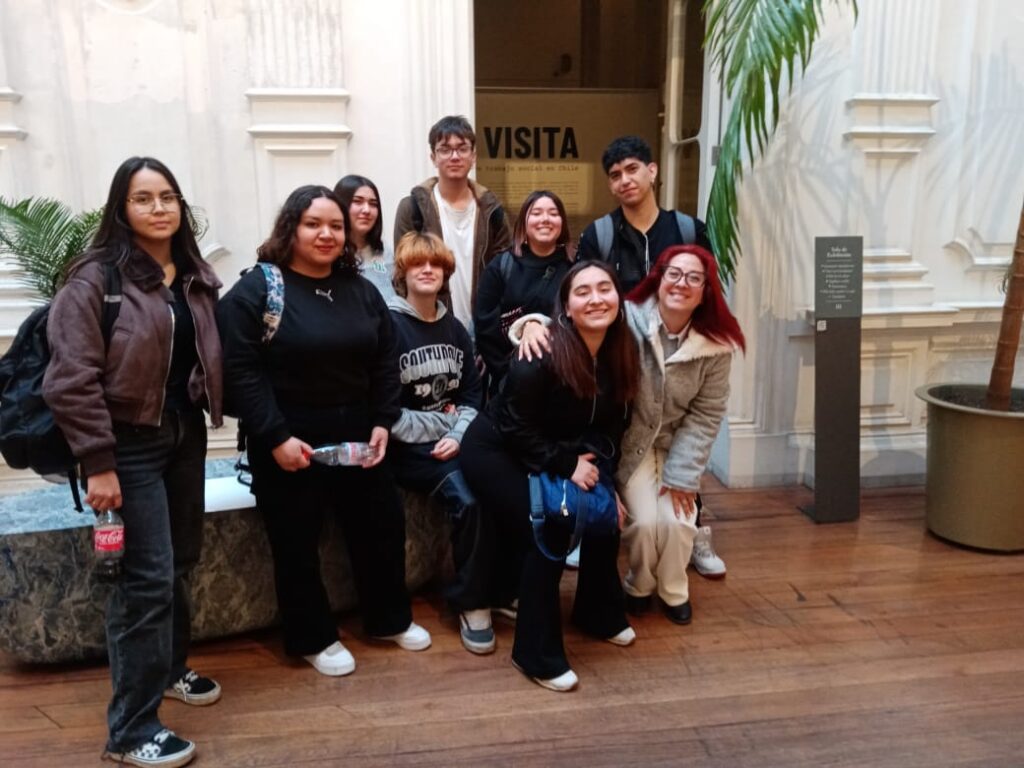 Estudiantes de Trabajo Social visitan muestra que releva legado y avances que ha dejado un siglo de la disciplina en Chile