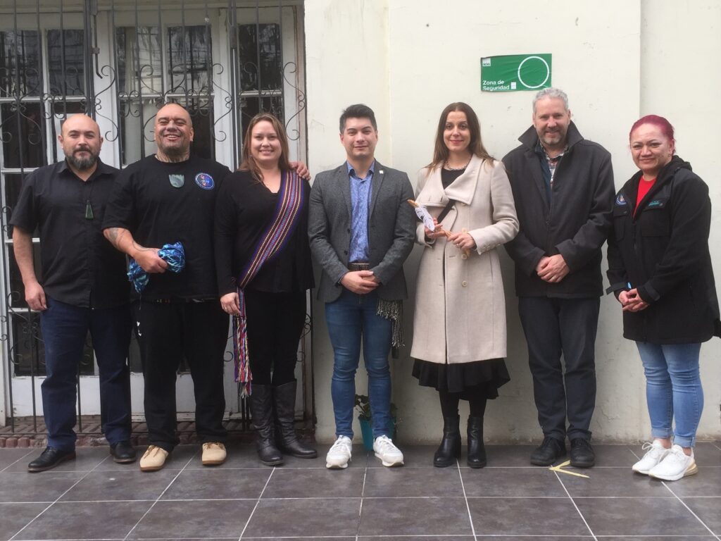 Embajadora de Nueva Zelanda visita la UAcademia y participa en discusión sobre educación intercultural