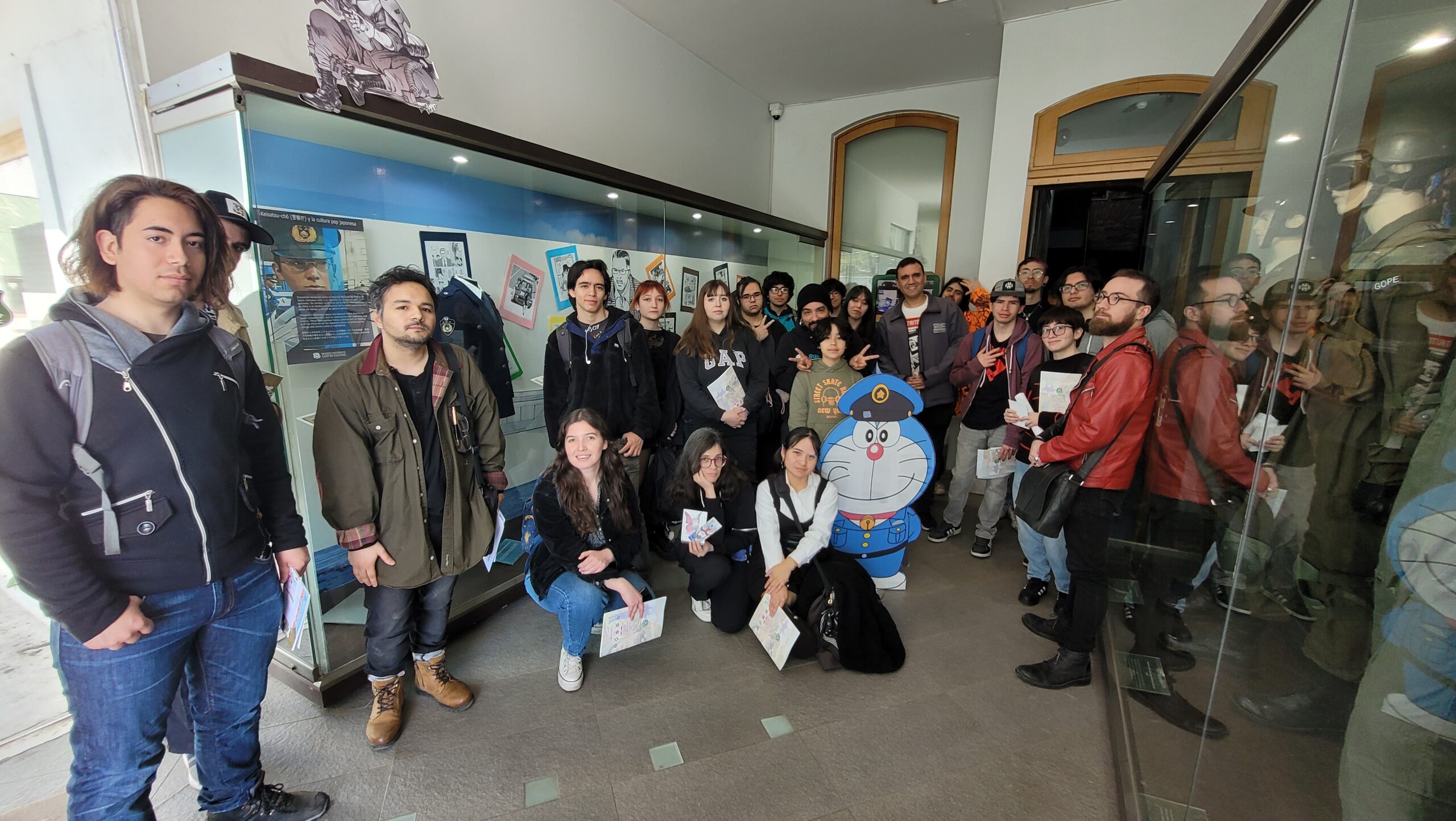 Estudiantes del electivo “Tinta y Pixel: revisión estética del animé y el manga” visitaron la exposición “Keisatsu-chō y la cultura pop japonesa”