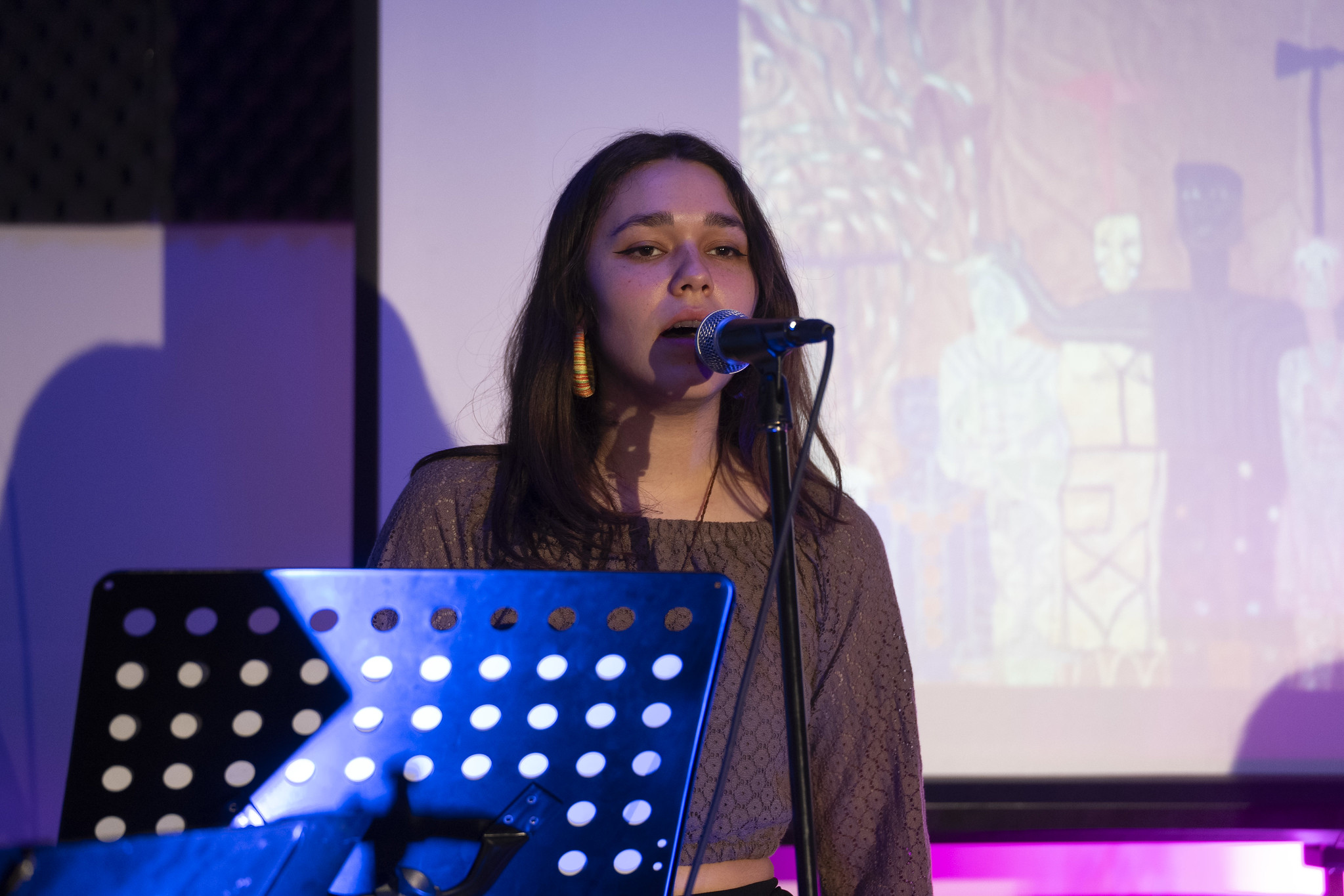 Presentaciones de jazz, cueca y fusión rock marcan inauguración de la sala Violeta Parra en la Facultad de Artes