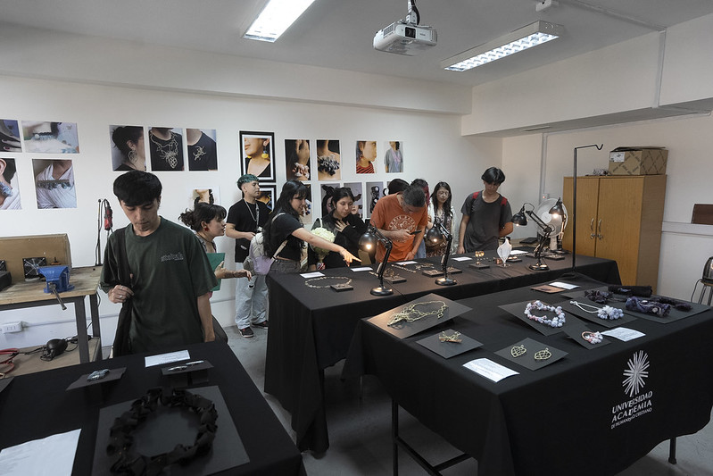 Exposición Casa Abierta de Diseño en Artes Escénicas y Artes y Oficios: talento estudiantil y taller de diseñadora mexicana Laura Marnezti