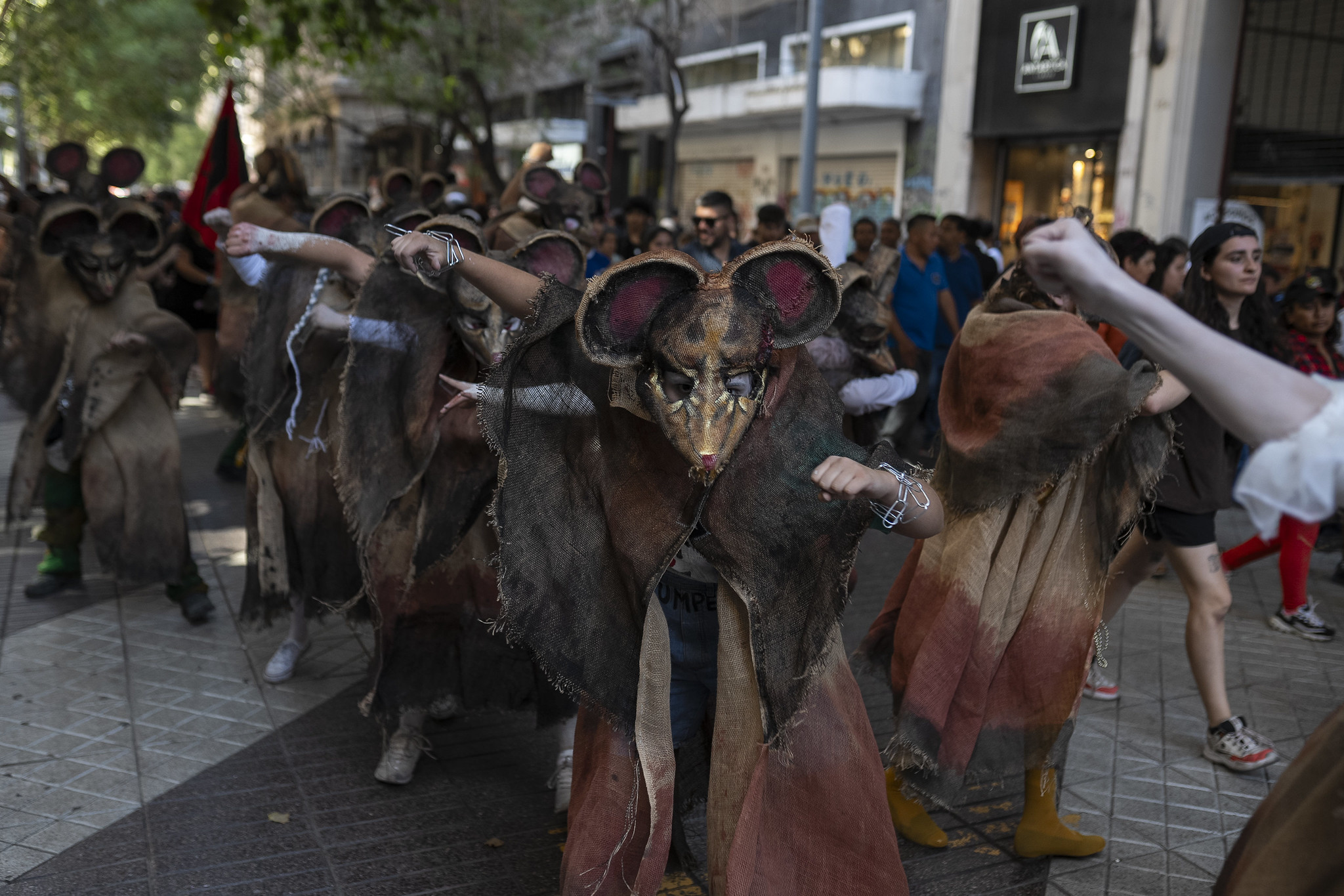 Festivo pasacalle de estudiantes de Teatro UAcademia convirtió el centro de Santiago en una ratonera