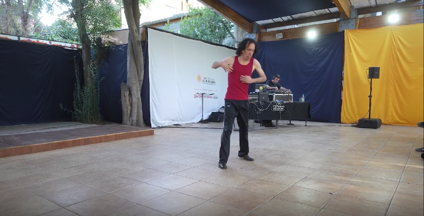 Preestreno de performance “Yo escogería quedarme con la gente” de Vicente Ruiz actualiza reflexión en torno a la obra de Violeta Parra
