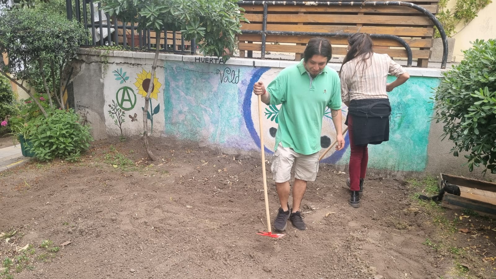 Estudiante de Antropología cultiva huerto en Campus Condell como proyecto FONDAE