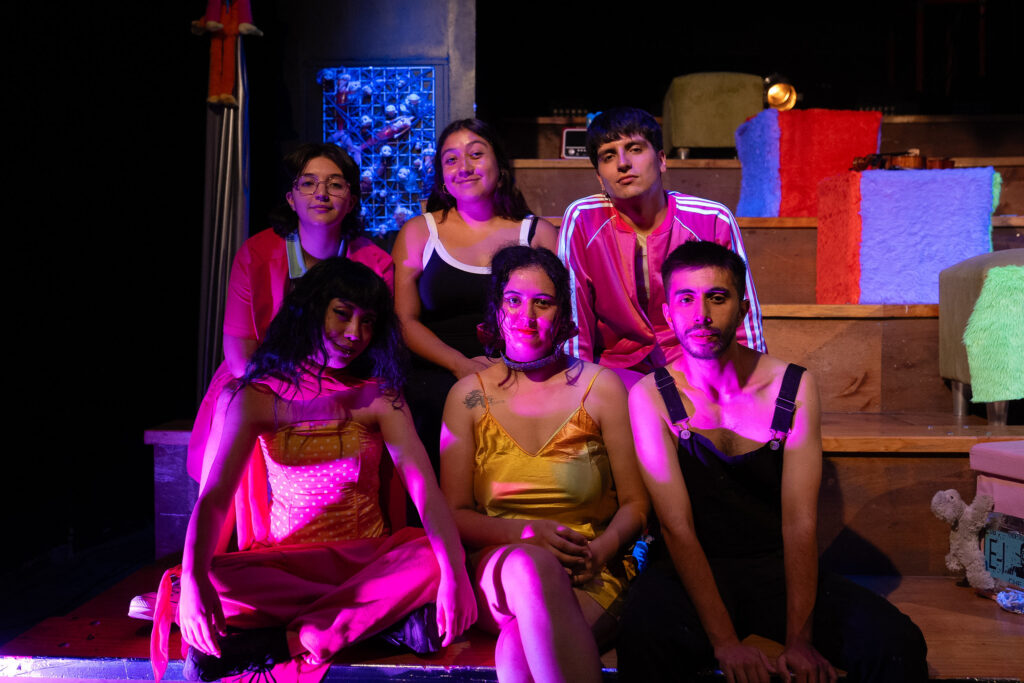 Obra “Proyecto Patria” de estudiantes de Teatro UAcademia explora el mito Chile, el “El paraíso de Latinoamérica”