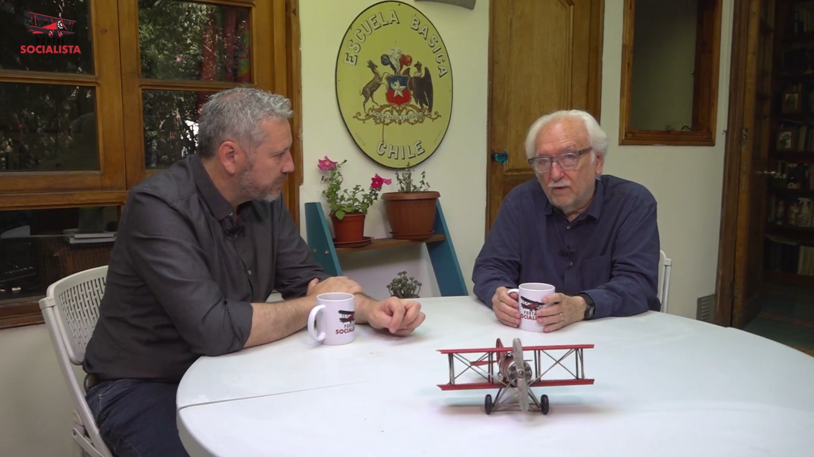 En entrevista con Jorge Arrate, rector Ramis analiza factores que contribuyen al debilitamiento de la democracia