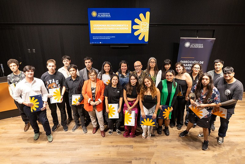 Universidad reconoce mérito de estudiantes que realizaron ayudantías en 2024