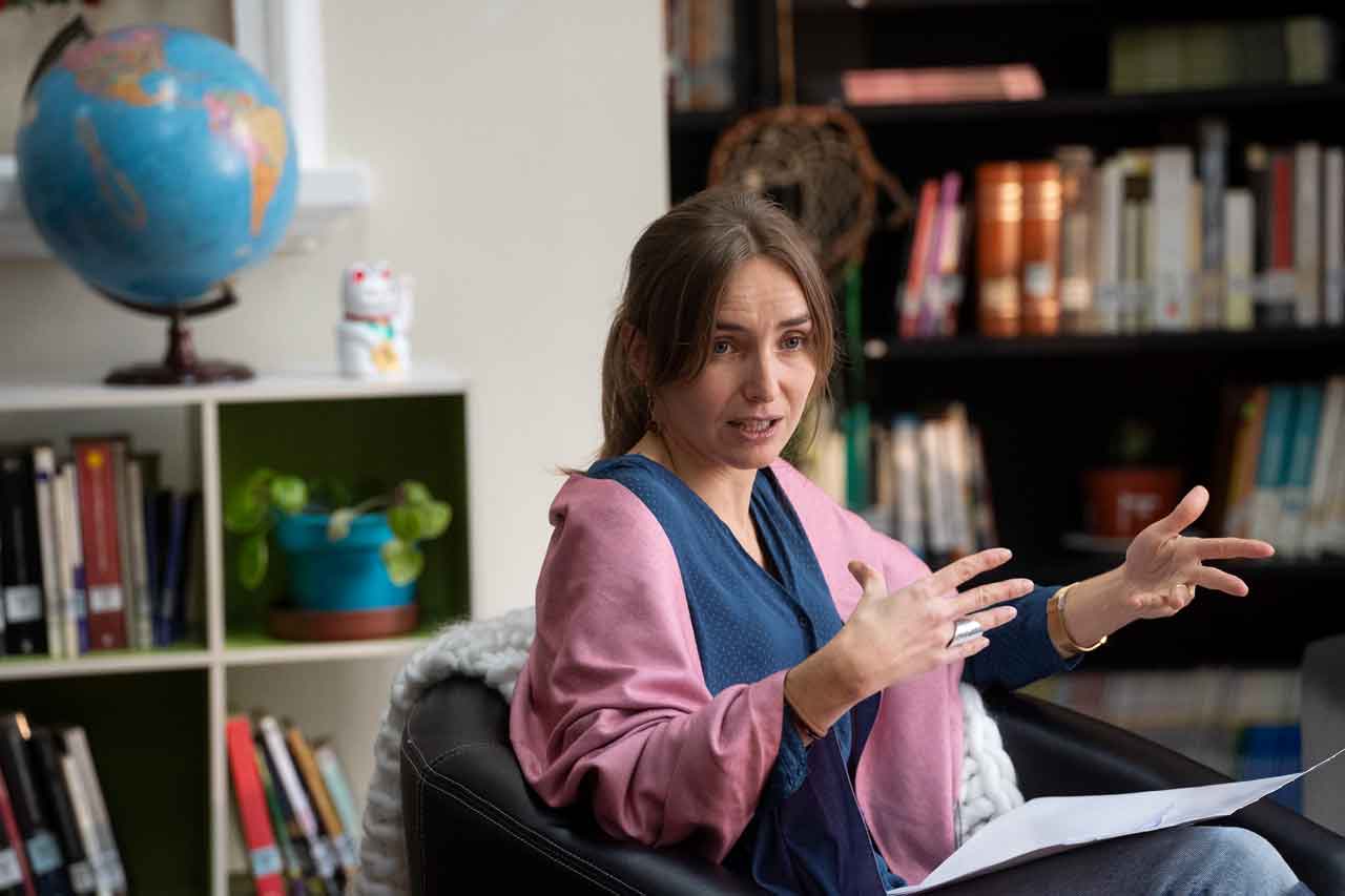 Socióloga Javiera Cienfuegos se refiere a las expresiones racistas y de odio a modelo de campaña de Falabella