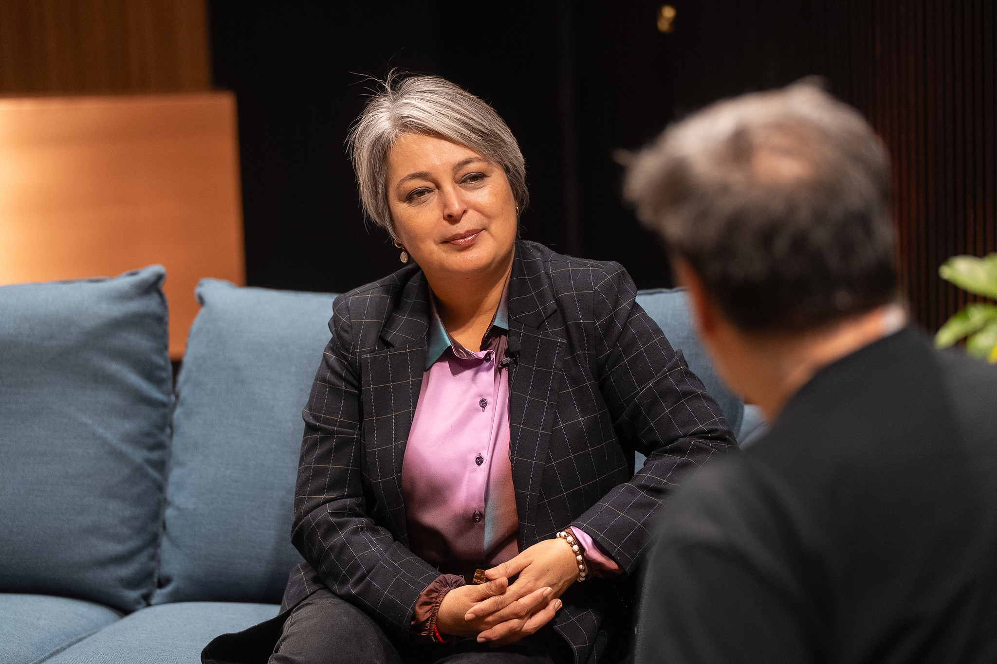 “Voy a postular a la Presidencia para ganar y hacer un buen gobierno”: entrevista a la candidata Jeannette Jara en la Universidad Academia de Humanismo Cristiano