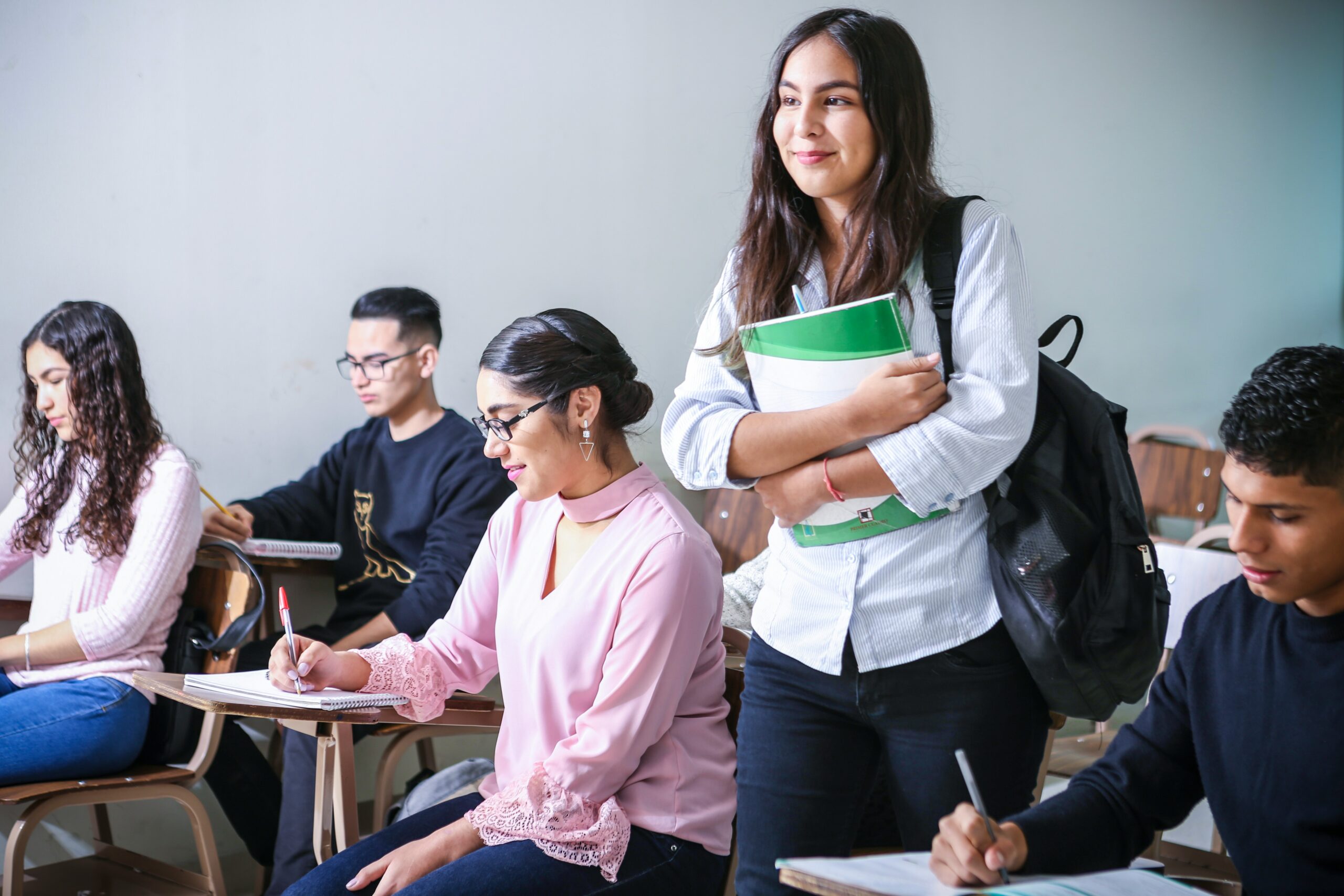 VRA convoca a estudiantes y exestudiantes a postular para ser ayudantes del segundo semestre